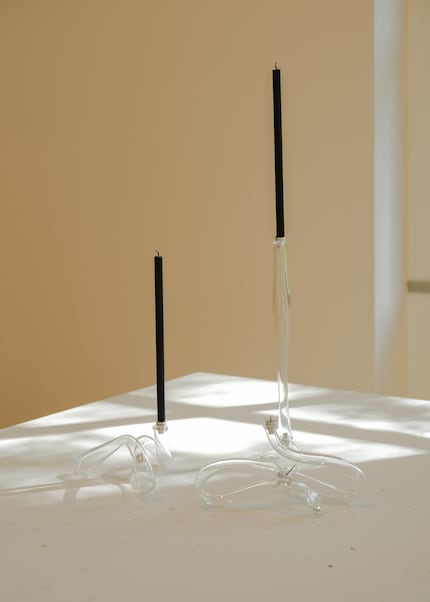 Ihre kleinen Unregelmässigkeiten – leichte Unterschiede in Höhe und Dicke – machen die Kerzenhalter einzigartig.