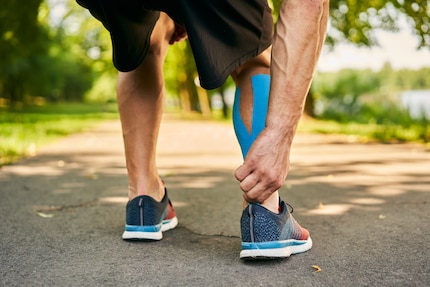 Wenn die Achillessehne entzündet ist, haben Sportlerinnen und Sportler oft einen langen Leidensweg vor sich.