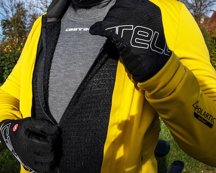 Das fix eingearbeitete Innenfutter von Polartec in der Alpha 150 Jacket von Castelli.