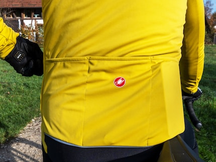 In den drei Rückentaschen der Alpha 150 Jacket ist Platz für Smartphone und Co.