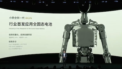 Sotto la pelle sintetica, Iron assomiglia a Terminator.