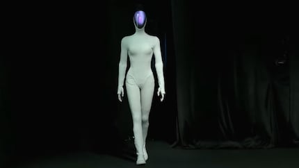 Robot lady Iron in passerella.