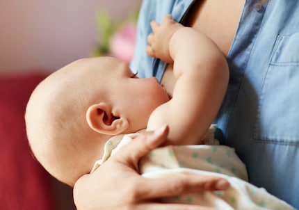 Borstvoeding draagt bij aan de moeder-kind band. Maar in het begin kan het pijn doen.