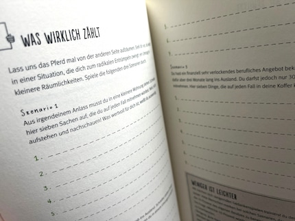 Enkele denkspelletjes in het boek helpen je te beseffen wat je echt nodig hebt en wat niet.