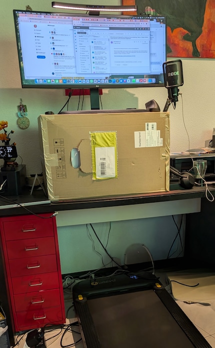 Für den ersten Versuch dient ein Saugroboter-Karton als «Höhenverstellung» beim Schreibtisch.