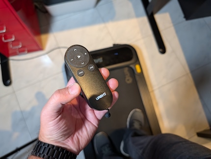 Mit der Fernbedienung steuere ich alle wichtigen Funktionen.