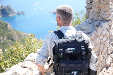 Tasche esterne, scomparti individuali e passanti sono progettati per rendere lo zaino versatile.