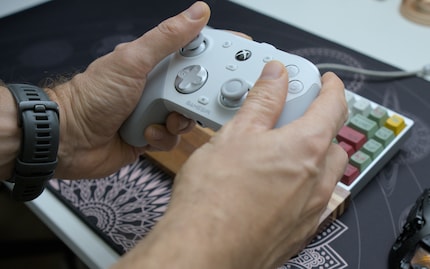 Der Controller liegt gut in der Hand.