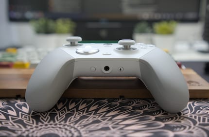 Kopfhöreranschluss und Stummschalt-Taste sind an Bord.