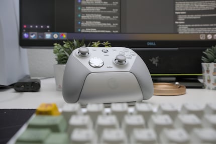 Auf der Ladestation sieht der Controller schick aus.