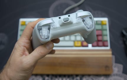 Der Kabelschutz sieht grässlich aus, lässt sich aber entfernen.