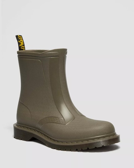 Une fausse couture de cadre orne la surface en PVC de la botte de pluie.