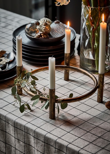Weniger ist mehr: Kombiniert mit schlichten Kerzen und einem grünen Zweig kommt's gut.