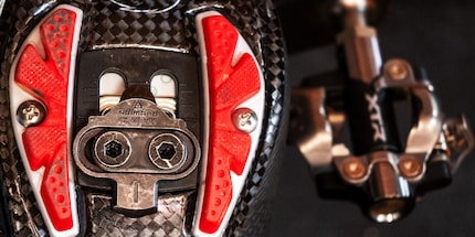 Het clipless pedaal op de achtergrond lijkt me toe te fluisteren: Als je niet op clipless pedalen kunt rijden, heb je niets te zoeken op een fiets.