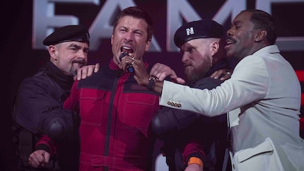 Glenn Powell darf in der ersten Stunde vor allem etwas sein: wütend. Verdammt wütend.