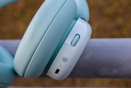 De Headphone Pro wordt opgeladen via USB-C.