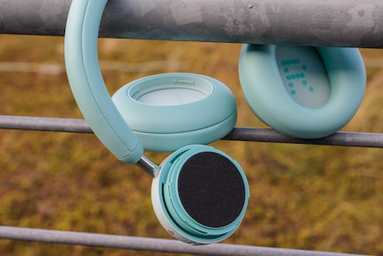 De oorkussens worden snel losgedraaid, maar zitten verder stevig en veilig.