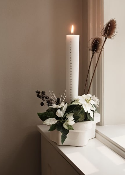 Diese Weihnachtskerze glänzt dank der Accessoires auch allein.