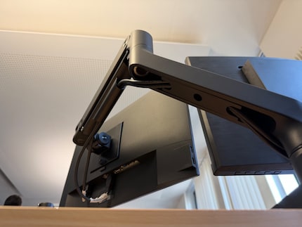This is how it should be: The cables are neatly hidden in the monitor arm.