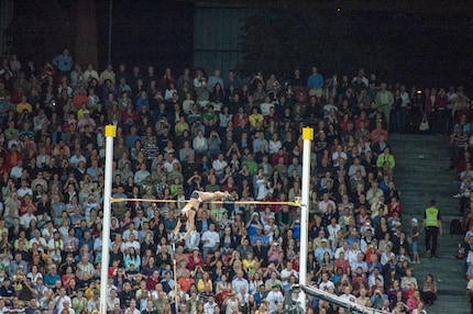 Nikon D70 und ein Objektiv mit zu kurzer Brennweite: Das Foto vom Weltrekordsprung ist von schlechter Qualität.