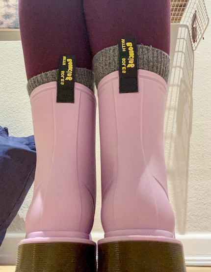 Die Regenstiefel und ihre Fersenschlaufe. Die Treter werden übrigens in Vietnam hergestellt.