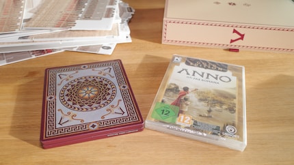 Schickes Steelbook links, Hülle mit Code rechts.