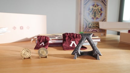 Die Münzen und das Symbol fühlen sich hochwertig und schwer an.