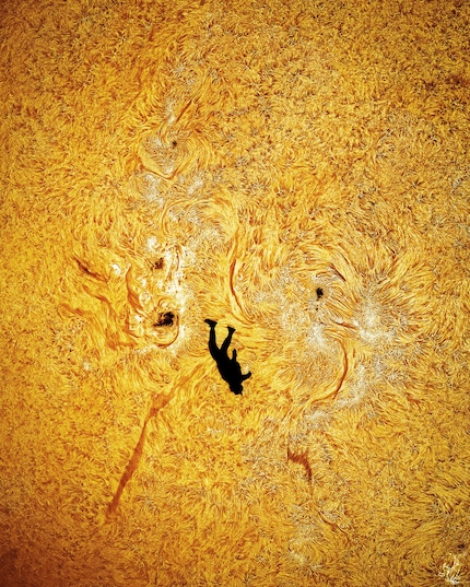 The details of the sun's surface become visible thanks to the Hα filter. The Skydiver's body appears like a black hole because it does not reflect any Hα light.