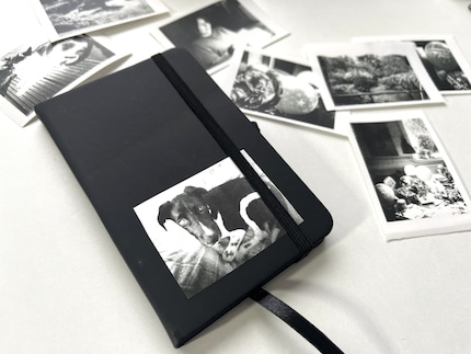 Die Fotosticker zieren bei uns nun so allerlei Dinge, wie etwa dieses Notizbüchlein.