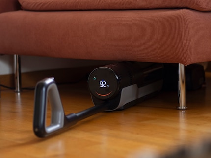 De kniknetstofzuiger bereikt zelfs de verste hoekjes onder de bank. 