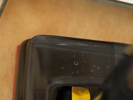 Het plastic op het oppervlak van het apparaat krast de eerste keer dat ik het gebruik. 