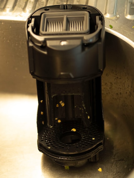 Het vuil komt vast te zitten in het deksel van de houder, waardoor het schoonmaken meer moeite kost. 