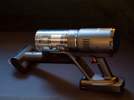 Ik gebruik de miniborstel om vastzittend stof van mijn bank te verwijderen.