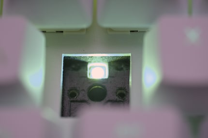 Selbst auf der Deckplatte hat es Dämmmaterial für die Akustik.