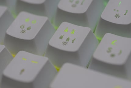 Der Durchscheineffekt der Beleuchtung ist nicht gleichmässig.