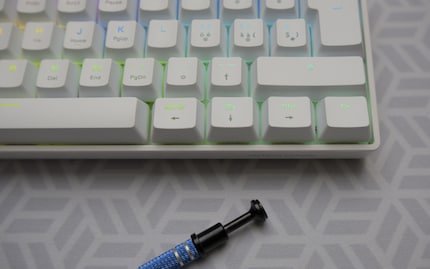 Die Pfeiltasten erreiche ich nur durch gleichzeitiges Drücken der Fn-Taste.