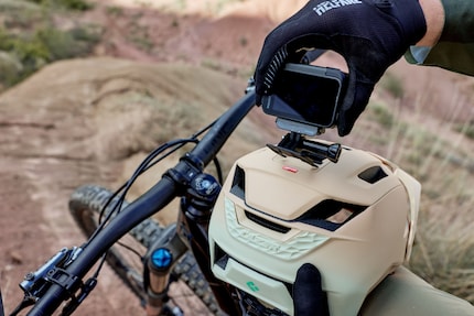 Das in den Helm integrierte Haltesystem für Action-Kameras.