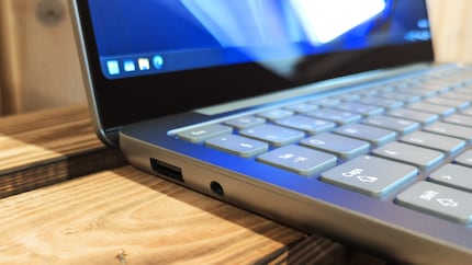 Links gibt's einmal USB-A und einen 3,5-mm-Klinkenanschluss.