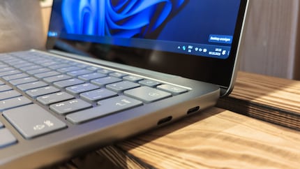 Zweimal USB-C – den proprietären Microsoft-Stromanschluss gibt es nicht mehr, weshalb ein USB-C-Port beim Laden besetzt ist.