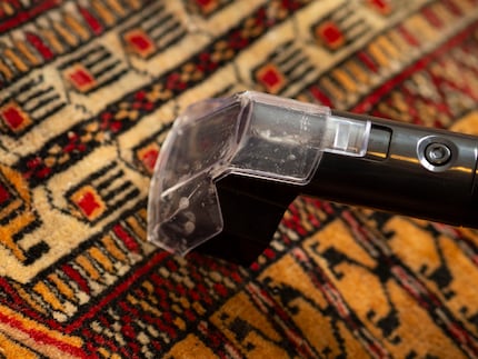 .... vervolgens werk ik het product in met de borstel en zuig ik de vloeistof op. 