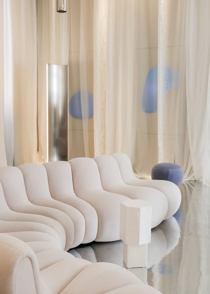 Dieser Entwurf bewegt sich wellenartig durchs Zimmer.