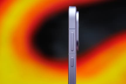 Trotz großer Akkukapazität bleibt das OnePlus 15 schlank.