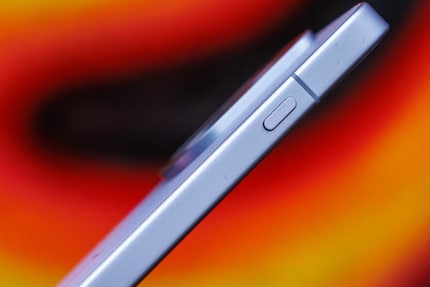 Die zusätzliche Taste ist schon fast zu dezent an der Seite des OnePlus 15.
