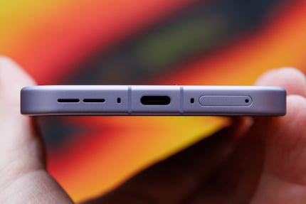 Drahtlos oder via USB-C laden.
