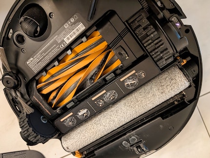 So sehen Bürste und Unterseite nach fünf Wochen Dauerbetrieb aus.