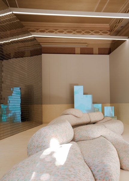 Wie eine Oase ruht das organisch geformte Sofa im Raum.