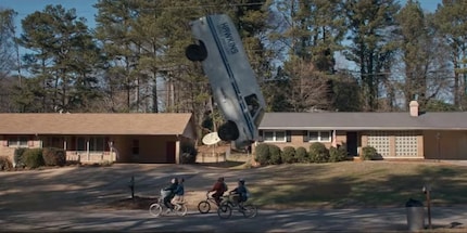 Einer der coolsten Momente der ersten Staffel: El hebt einen Verfolger-Van mit ihren Kräften.