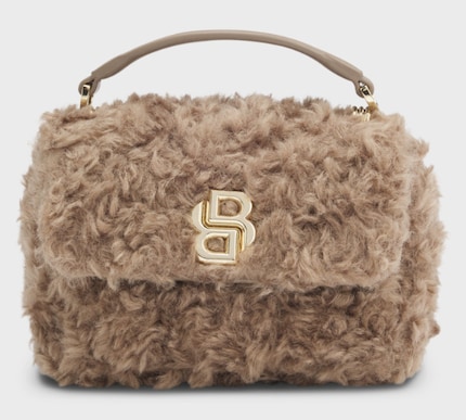 Viel Flausch hat auch seinen Preis. Diese Tasche gibt es für 230 Euro.