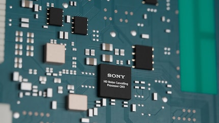 Eigens entwickelte Chips wie Sonys «QN3» analysieren laufend die Umgebungsgeräusche.