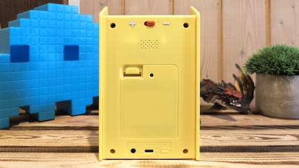 Rückseitig reguliere ich Lautstärke und Bildschirmhelligkeit.